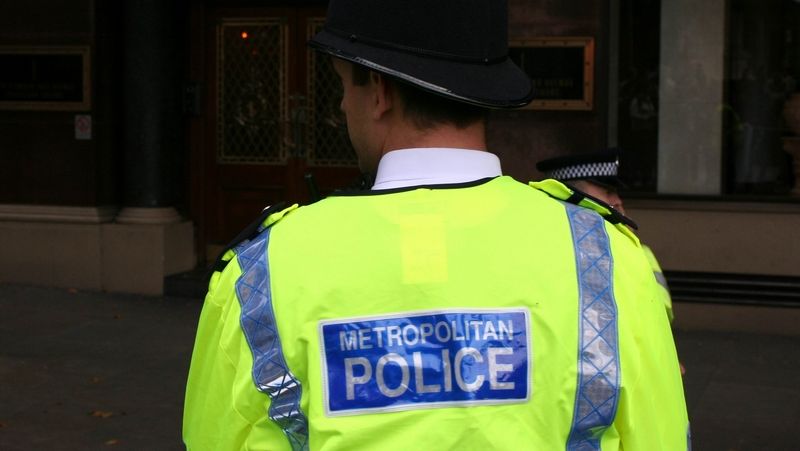 Policie v Londýně zadržela 86 demonstrantů za proniknutí do věznice